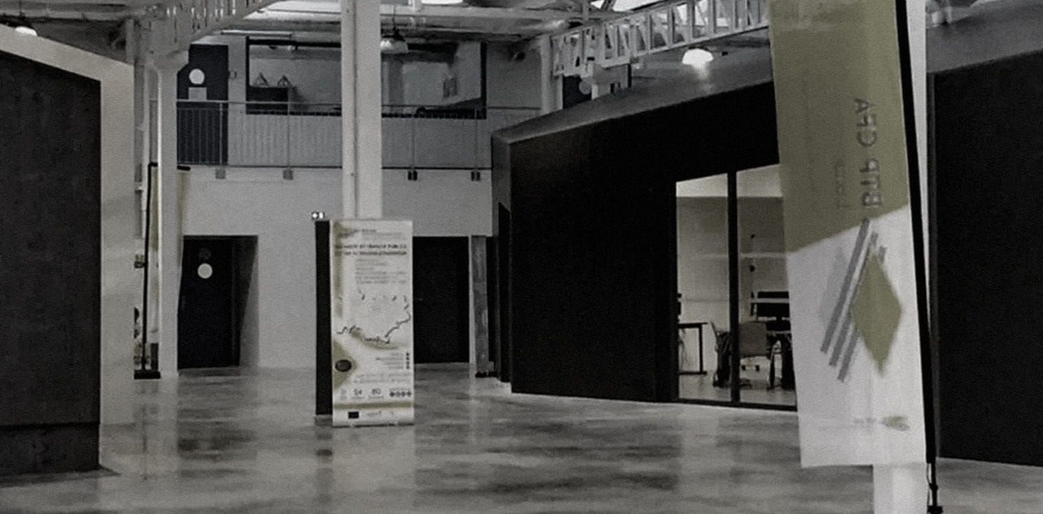 Ouvrier qui travaille sur des tuyaux