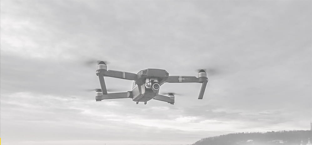 Un drone volant le ciel